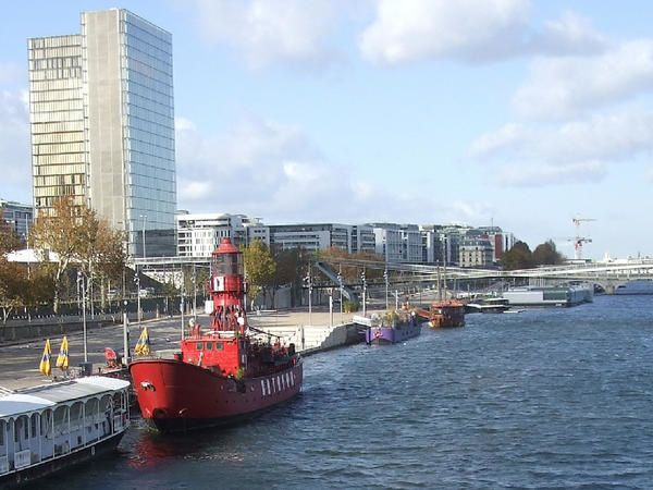 Bateau-phare-de-Paris2.jpg