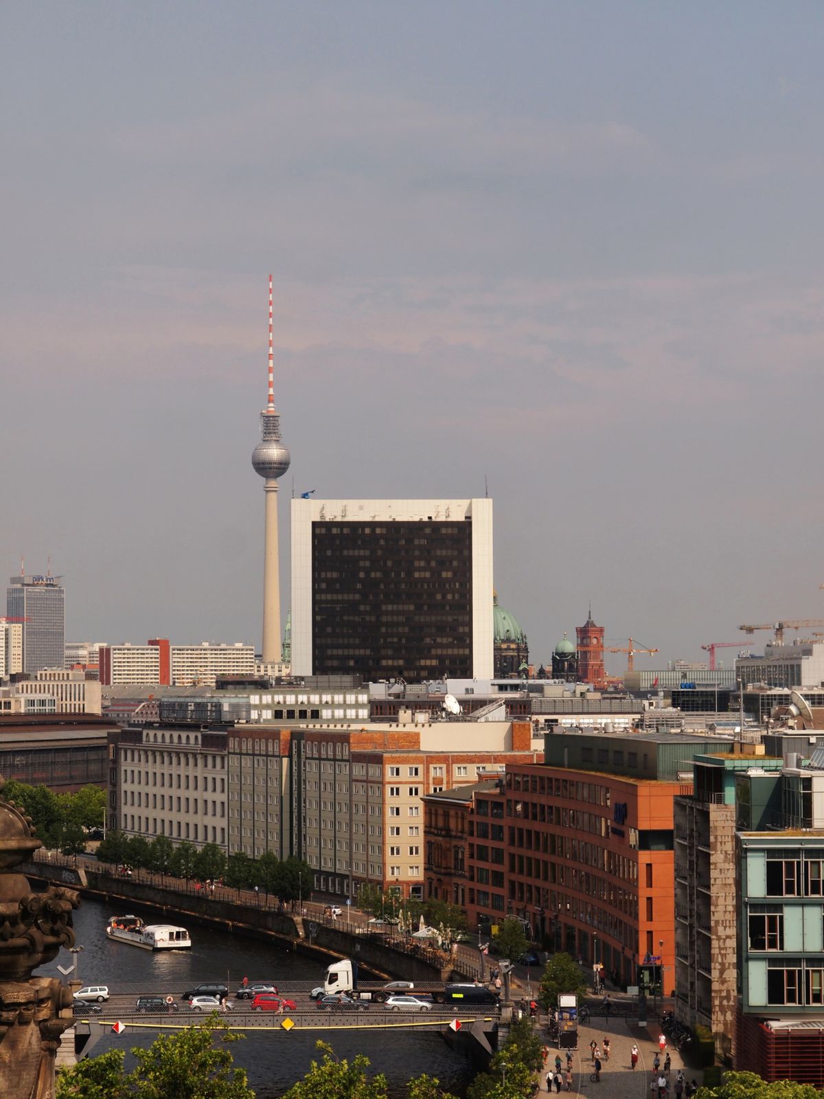 Fernsehturm-Berlin-depuis-toit-du-Reichstag.JPG