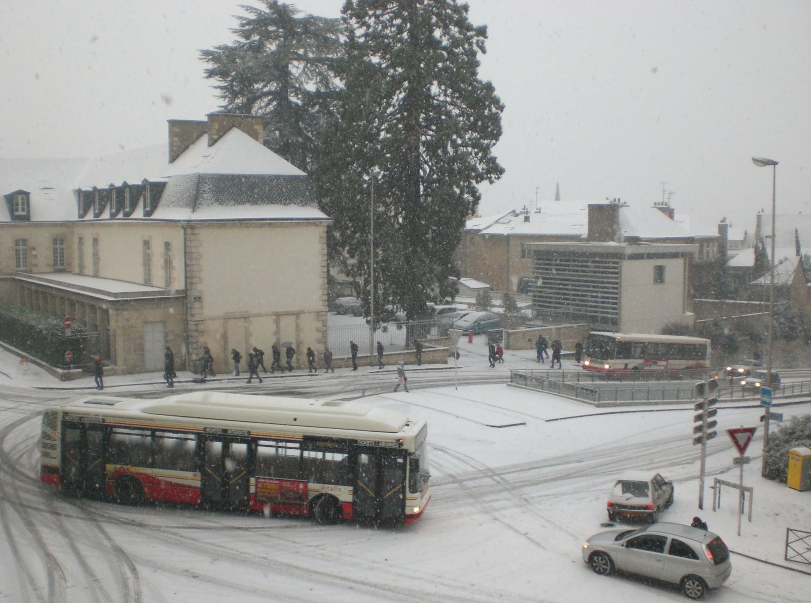 Bus-neige-rond-point-PdM.JPG