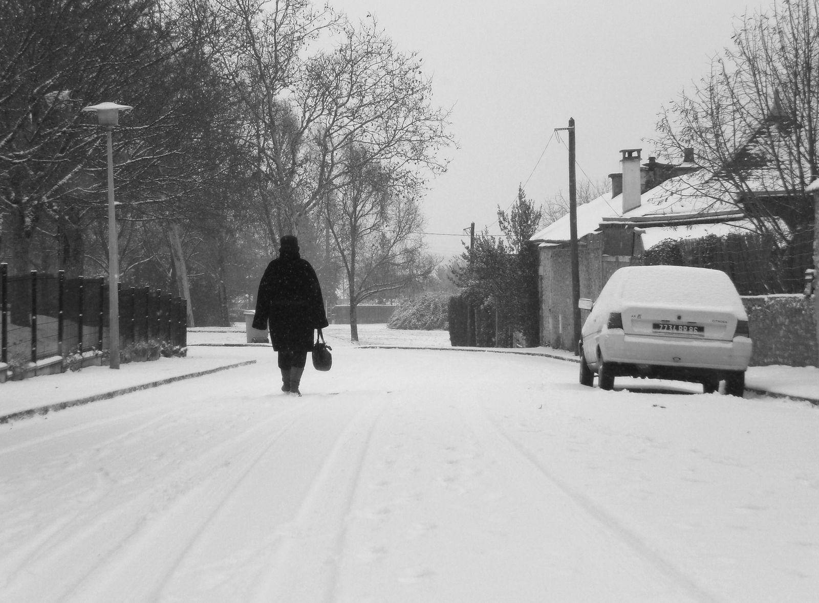 Femme-marchant-dans-la-neige.JPG