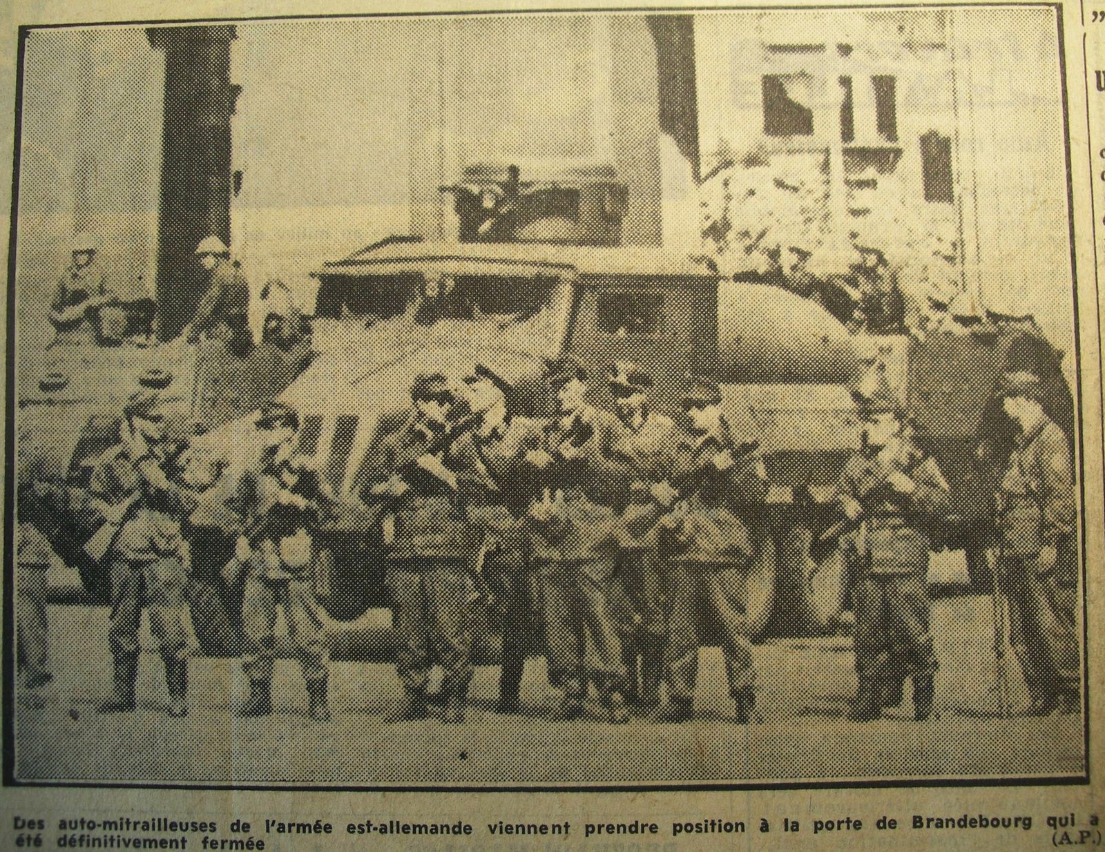 Soldats-et-automitrailleuses-RDA-devant-Brandebourg.JPG
