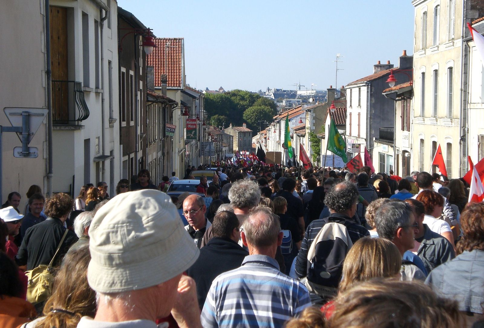 Cortege-dans-descente-vers-Pont-Neuf.JPG