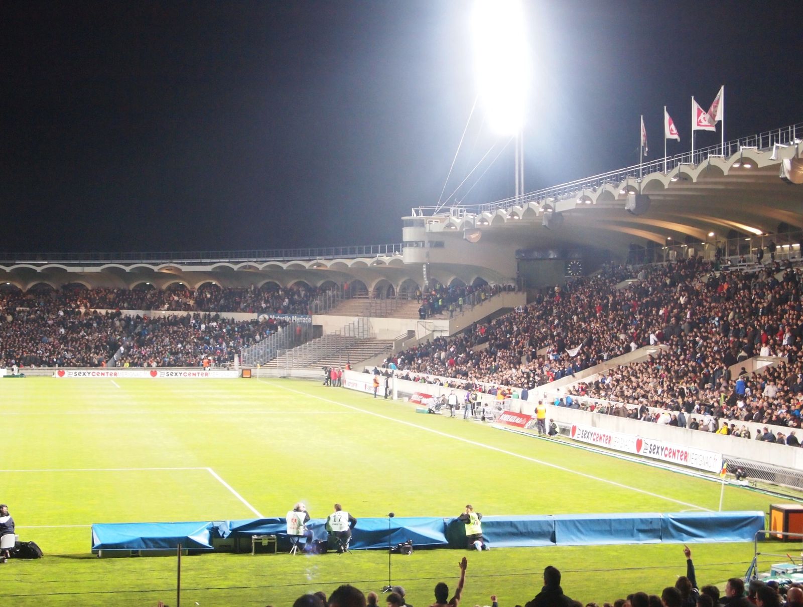 Supporters-evacuent-tribune-visiteurs.JPG