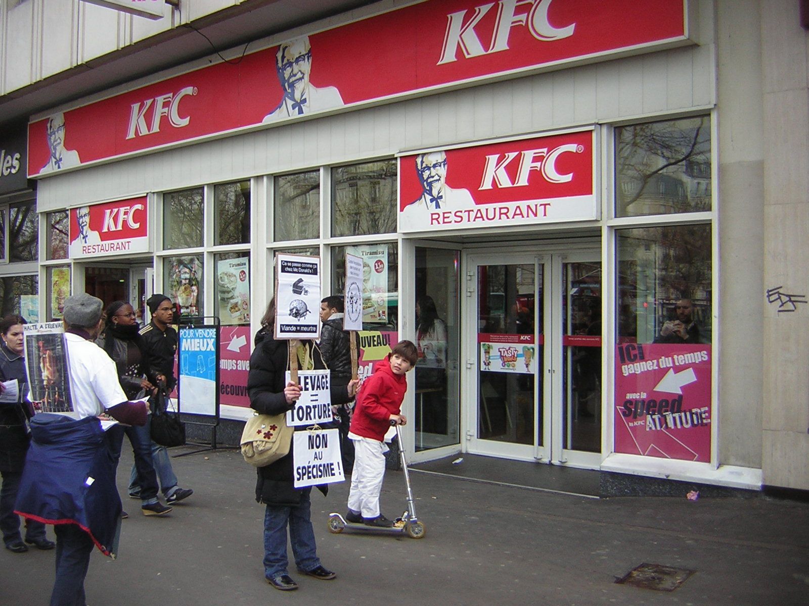 Samedi 28 mars 2009 : action devant KFC et Mc Donald - CLEDA