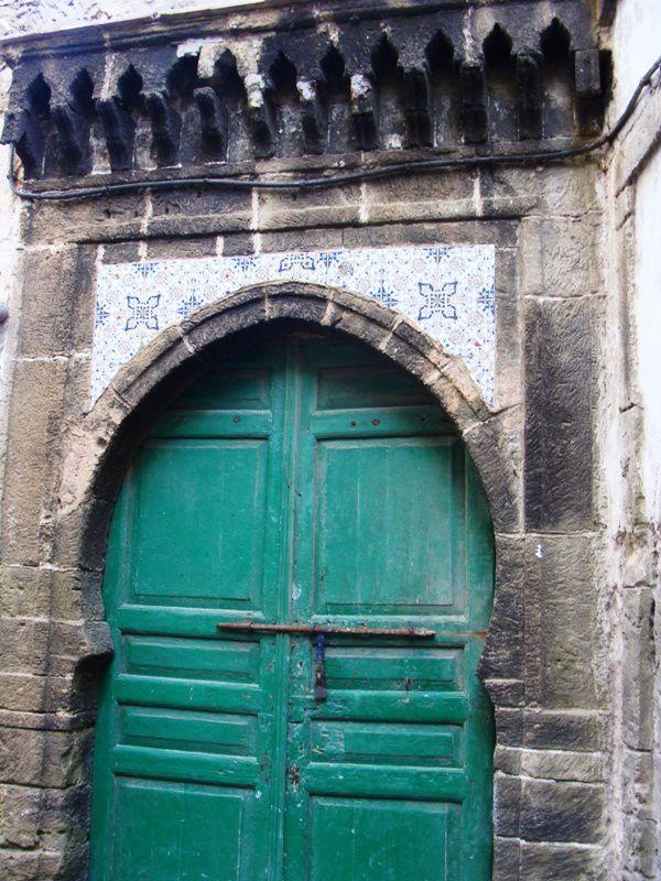 Dans la médina d'Essaouira, au fil des promenades dans les rues et ruelles quelques portes... et il y en a encore et encore