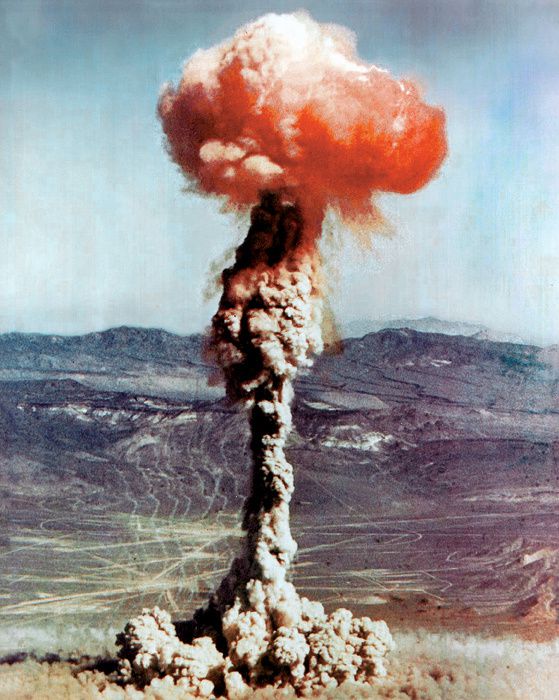 Bombe-atomique-copie-1.jpg