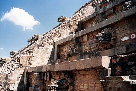 Temple-de-Quetzalcoatl-01a.jpg