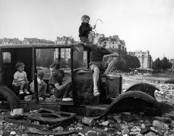 http://idata.over-blog.com/1/43/41/24/2012-A/2012L/diaporama-479-La-voiture-fondue-1944-BD.jpeg