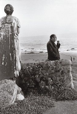 Neruda-in-1957-at-Isla-Negra-par-Sergio-Larrain-Magnum.jpg