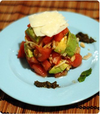 Timbale d'avocat et tomates aux pignons et parmesan Timbale d'avocat et tomates aux pignons et parmesan