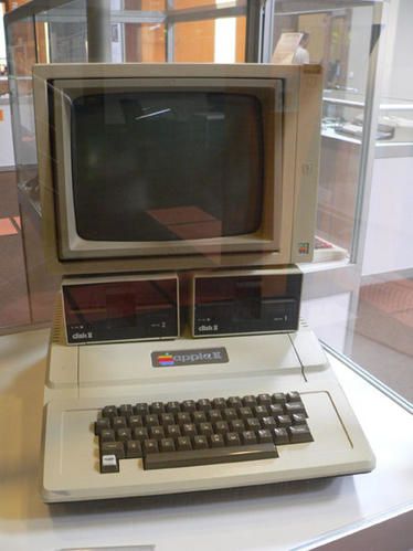 Tthe evolution of Apple design between 1977-2008