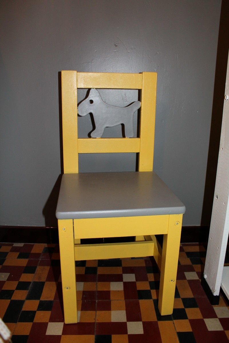 Chaise-pour-enfant-jaune-et-grise.jpg