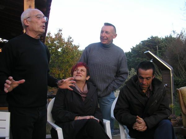 Lulu, le coach, qui explique la tactique à Phil, Nath et Steph