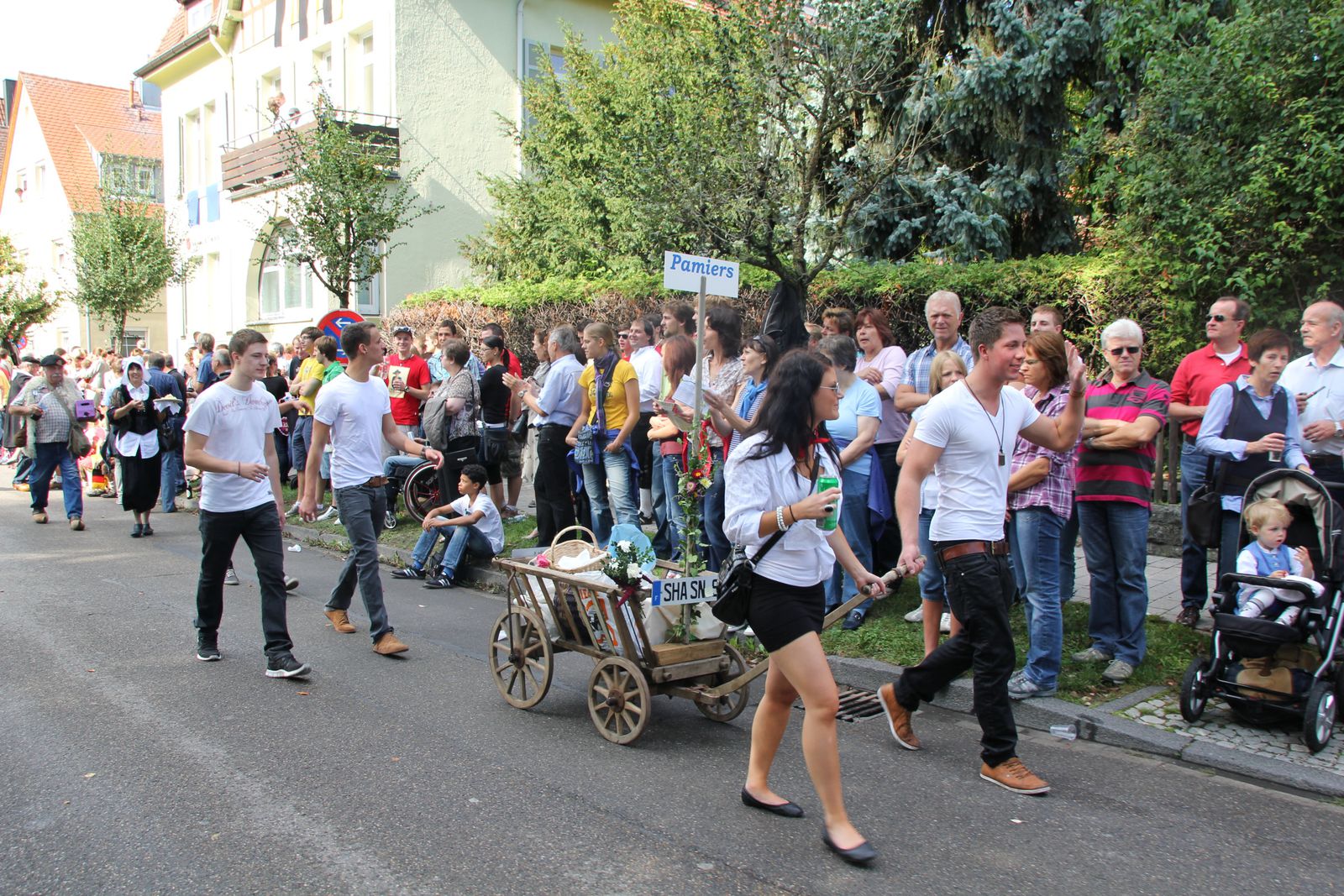 Jumelages-Amitiés aus Pamiers in Crailsheim, unterstützt von 44 Deutschen beim Volksfestumzug 2011