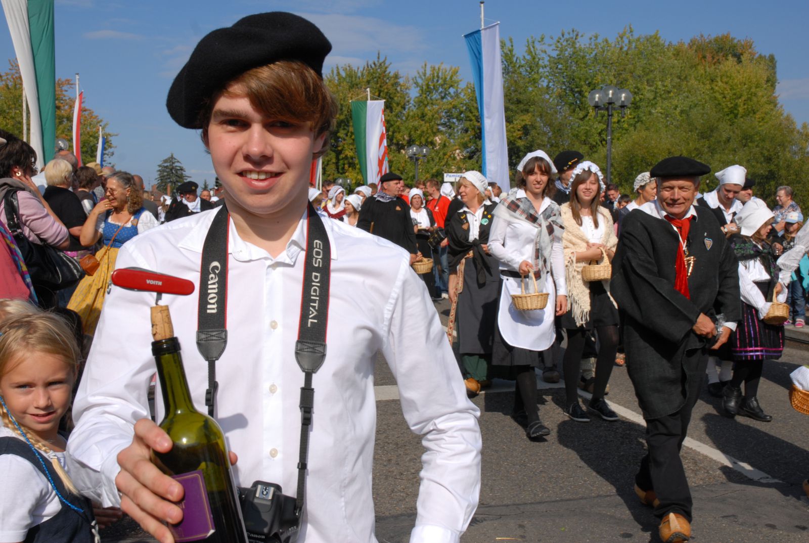 Jumelages-Amitiés aus Pamiers in Crailsheim, unterstützt von 44 Deutschen beim Volksfestumzug 2011