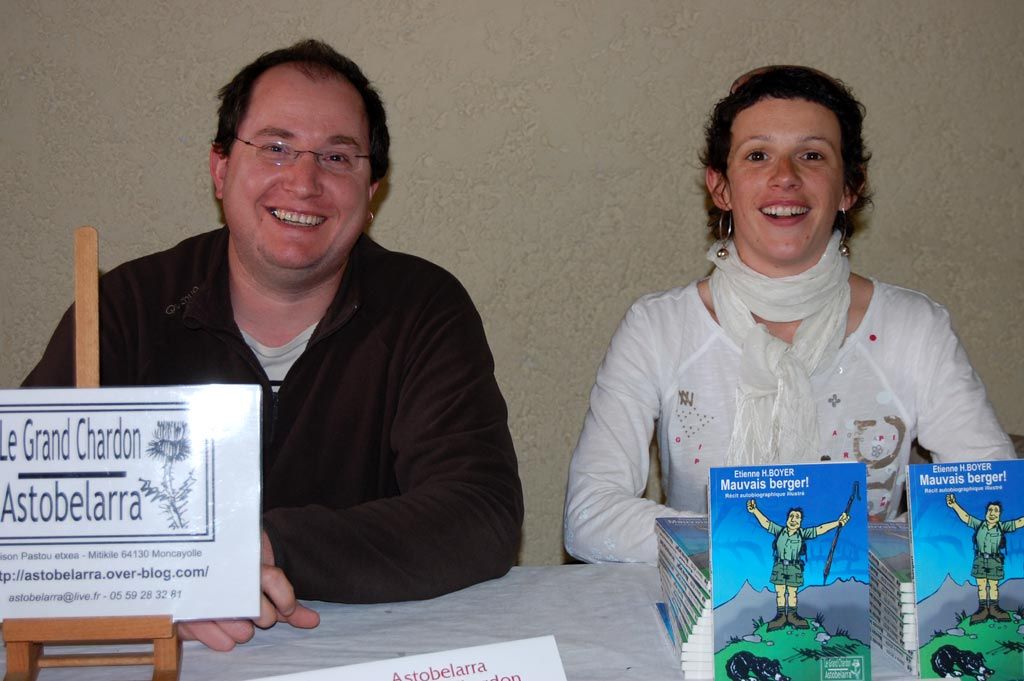 Etienne H. Boyer et Gilda Ayerdi Caudine au salon du livre de Navarrenx Etienne H. Boyer et Gilda Ayerdi Caudine au salon du livre de Navarrenx