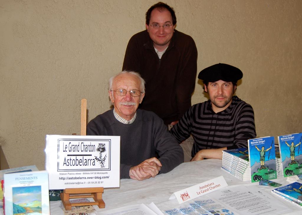 André Cazetien, Etienne H. Boyer, et Laurent Caudine au salon du livre de Navarrenx André Cazetien, Etienne H. Boyer, et Laurent Caudine au salon du livre de Navarrenx