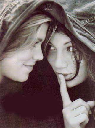 http://idata.over-blog.com/1/51/08/87/Women-in-love/photo_lesbienne_noir_blanc104.jpg
