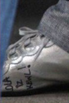 ''Lola Iz Kewl!'' written on Madonna's shoe