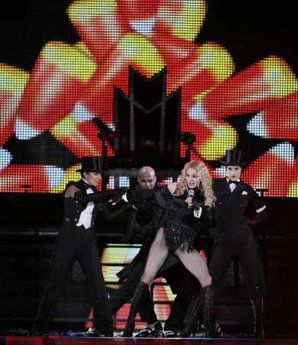 Sticky & Sweet Tour: Photos from the show in Mexico City, Mexico