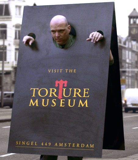 homme-sandwich-dun-musee