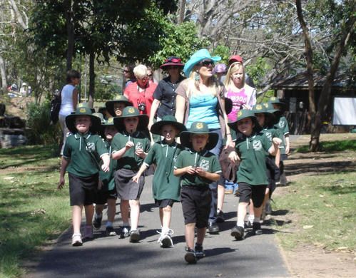 dernière : Une classe en sortie scolaire à Lone Pine. Uniforme ... dernière : Une classe en sortie scolaire à Lone Pine. Uniforme ...