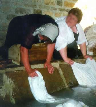 Lavage de linge sale en famille Lavage de linge sale en famille