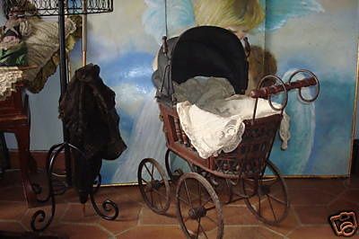 landau ancien en bois