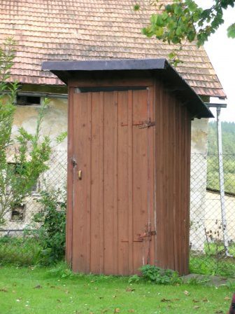 med-Visoterra-toilettes-au-fond-du-jardin-8374.jpg