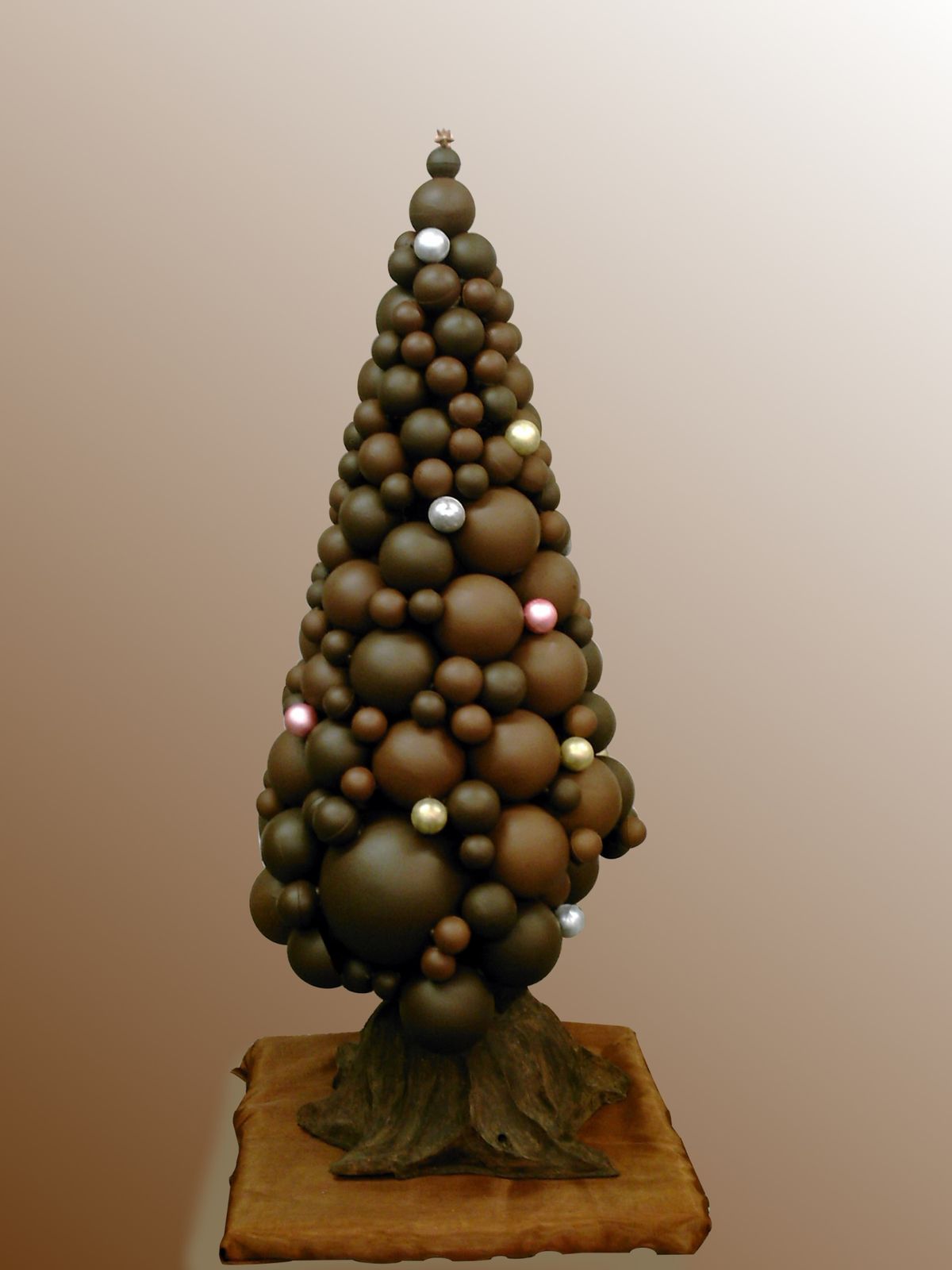 Pieces En Chocolat Un Curieux Patissier #patisserie #lemeuriceparis #palace #paris #sculpture #chocolat #artistique #bonsai… un curieux patissier