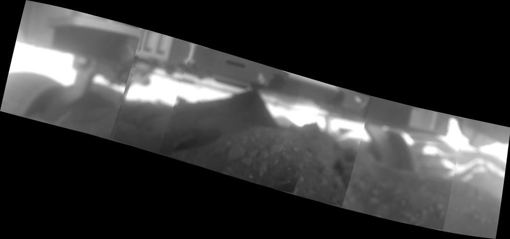 Vue du dessous de Spirit : on distingue le monticule qui bloque le rover.