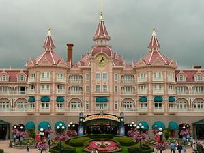 375px-Disneyland_Hotel_-Disneyland_Paris-.JPG