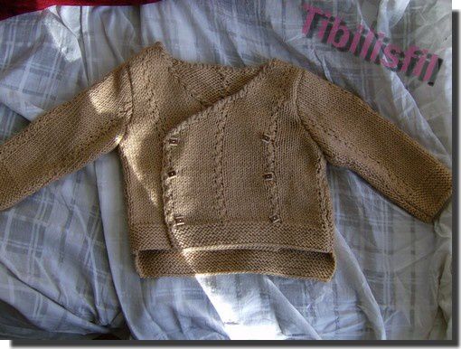 pull bébé au tricot