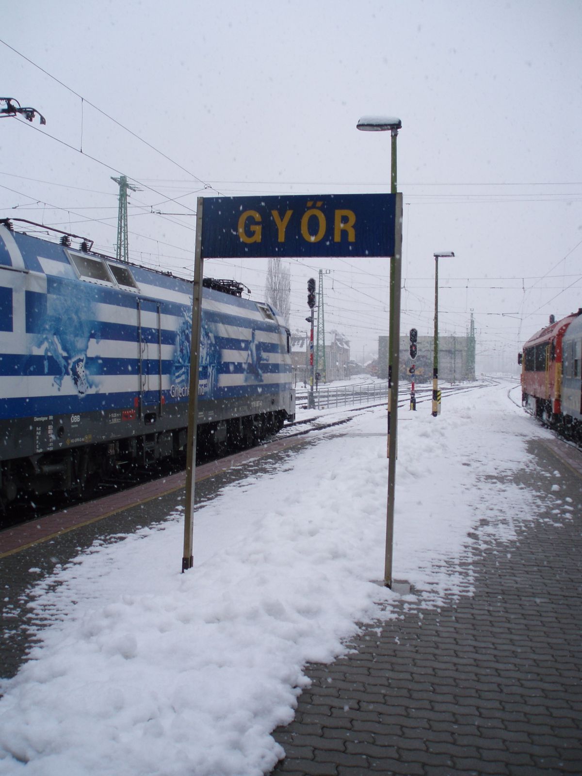Pancarte à la gare de Györ Bienvenue à Györ !
