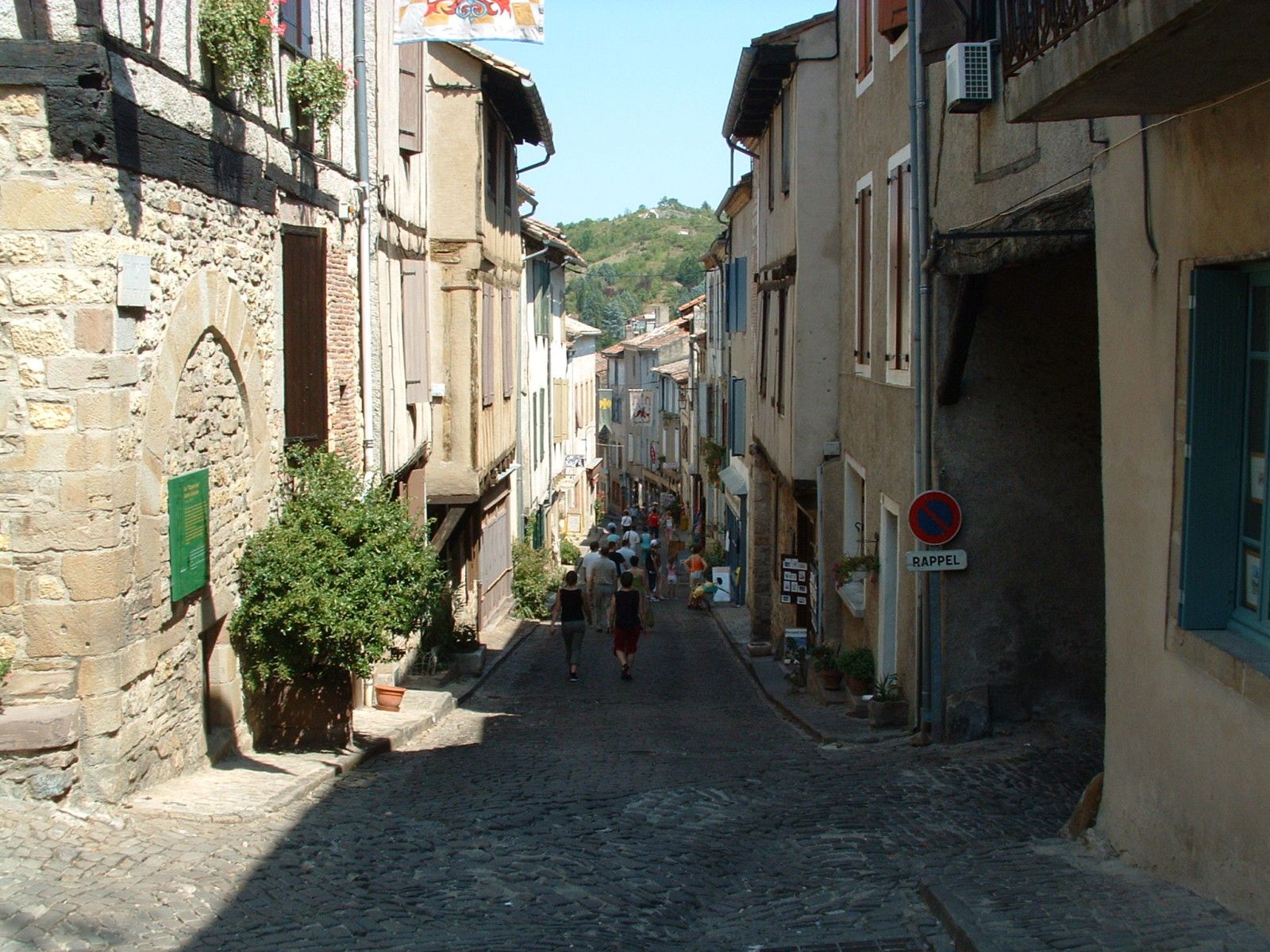 Une rue pentue de Sarrant