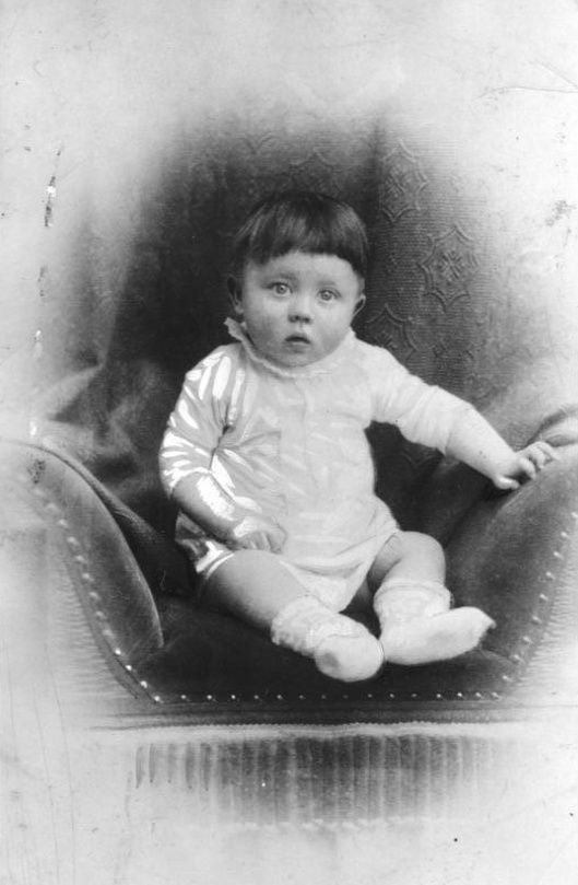 Adolf Hitler als Kleinkind, ca 1889, Deutsches Bundesarchiv