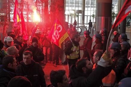 2570839194-angry-total-employees-invade-the-oil-giant-s-hea.jpg