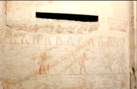 Mur de gauche : fente du serdab