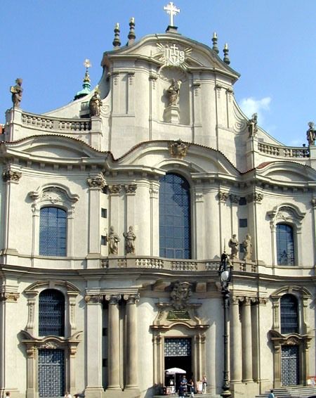 Façade principale et entrée de l'église Saint-Nicolas de Mala Strana