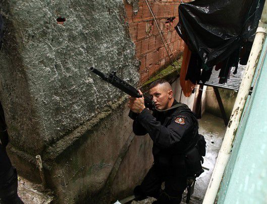 Brasil-Rio-Cantagalo-Favela-Policier-8decembre2009-1.jpg