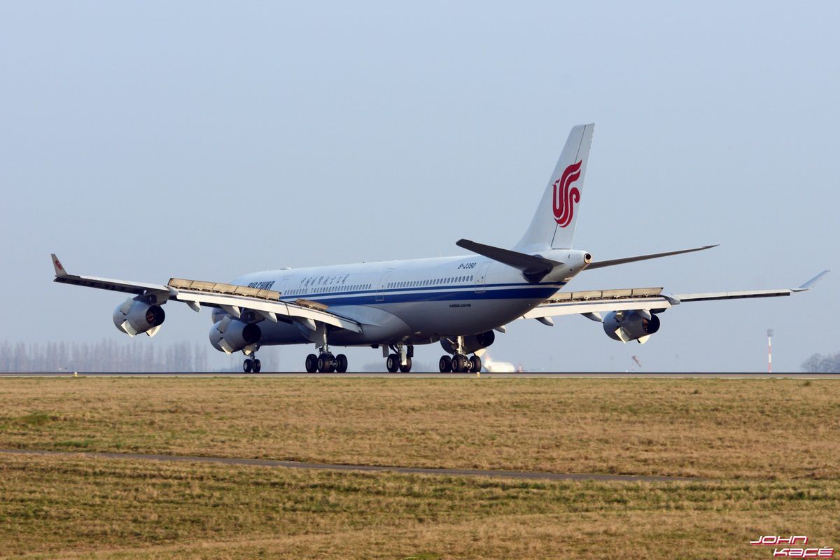 A340 China B-2390 posé 4