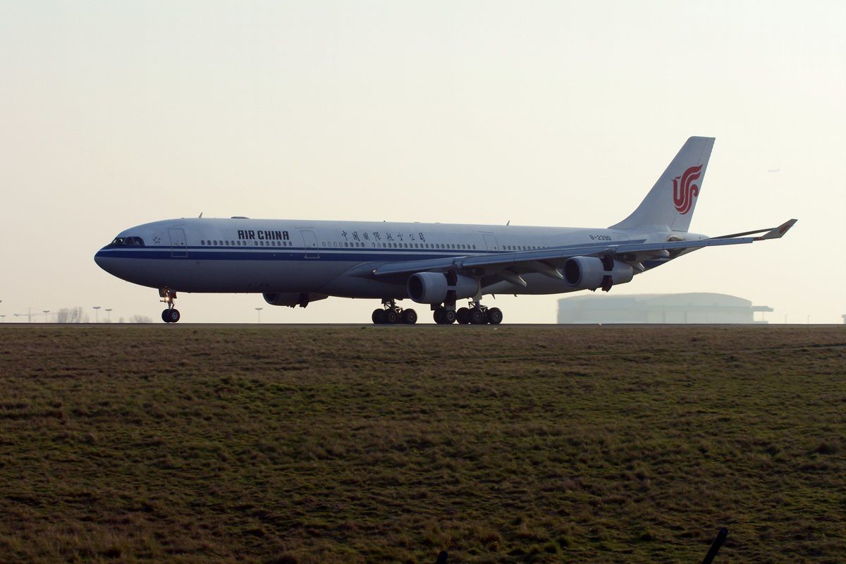 A340 China B-2390 posé