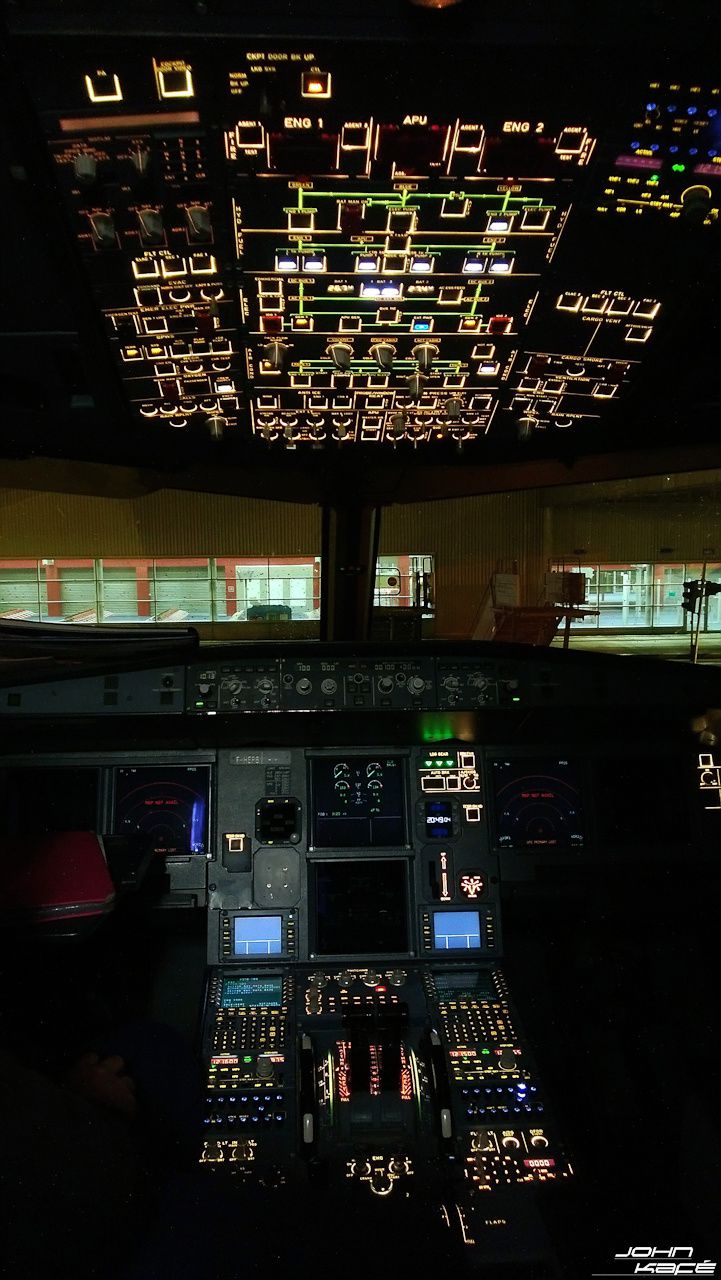 320 cockpit - 009