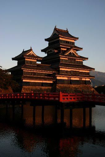 Bridge_and_Matsumoto_jo_Castle_at_sunset.jpg