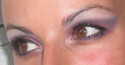 Maquillage de scène prononcé, rose violet et blanc! Et c\u0027est parti.