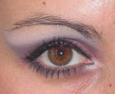 Maquillage de scène prononcé, rose violet et blanc! Et c\u0027est parti.