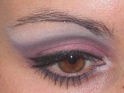 Maquillage de scène prononcé, rose violet et blanc! Et c\u0027est parti.
