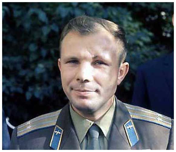 http://idata.over-blog.com/1/91/78/66/MANIF-DU-19/B149-24x36--Gagarine.jpg