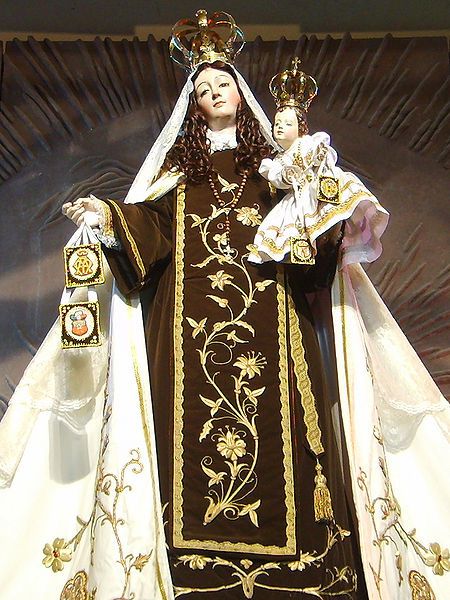 Virgen-del-Carmen-en-el-Templo-Votivo-de-Maipu--Chile--par.JPG