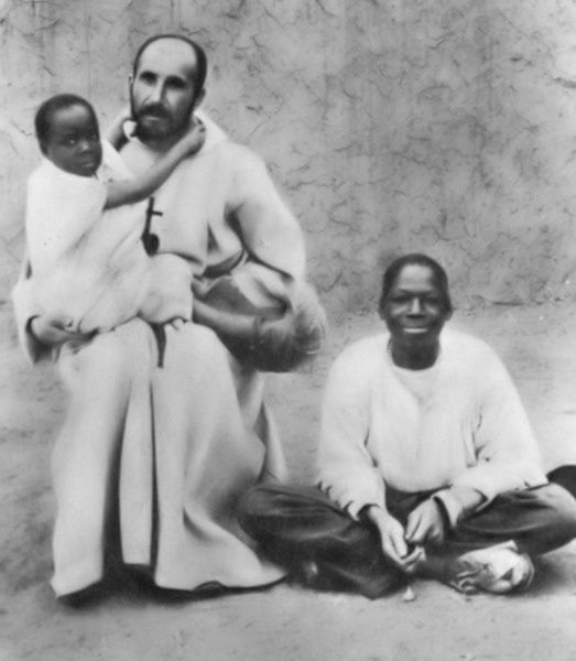 Charles-de-Foucauld-avec-esclaves-1902-parousie.over-blog.f.jpg